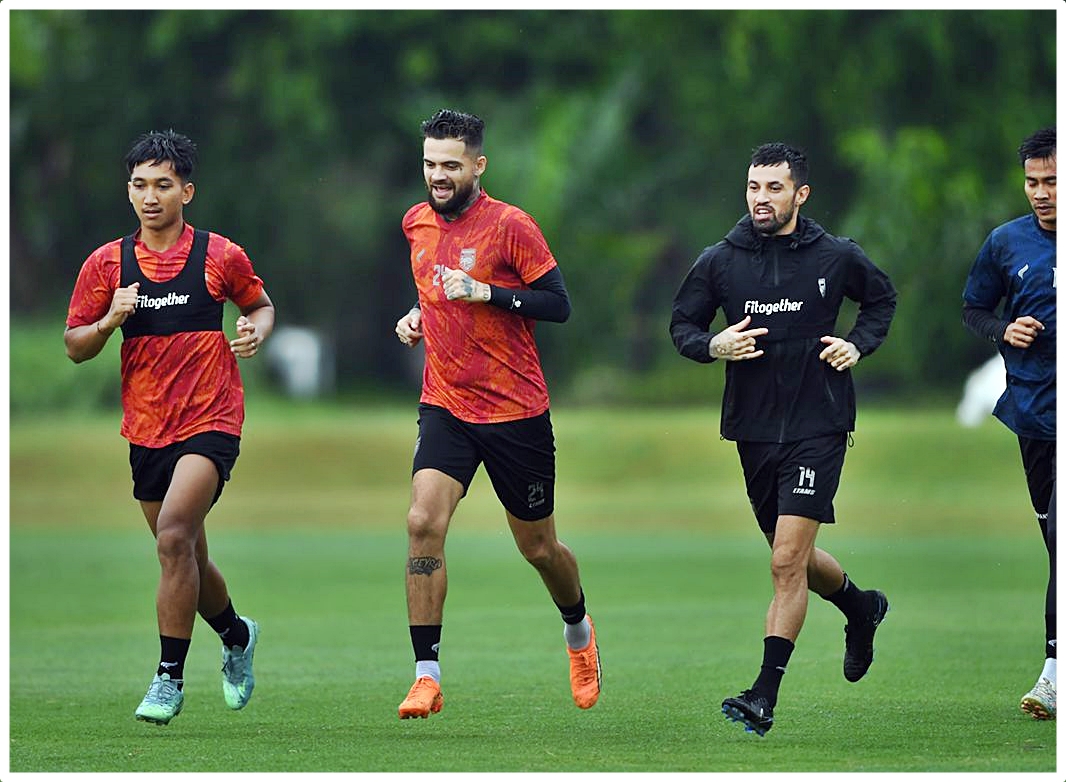 Rahmad Dandi Sonriza (paling kiri), saat sesi latihan bersama Borneo FC
